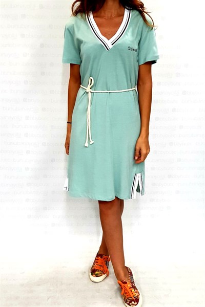 V Yaka Manşetli Sırtı Yazılı Mint Elbise